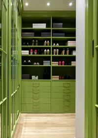 Г-образная гардеробная комната в зеленом цвете Бийск